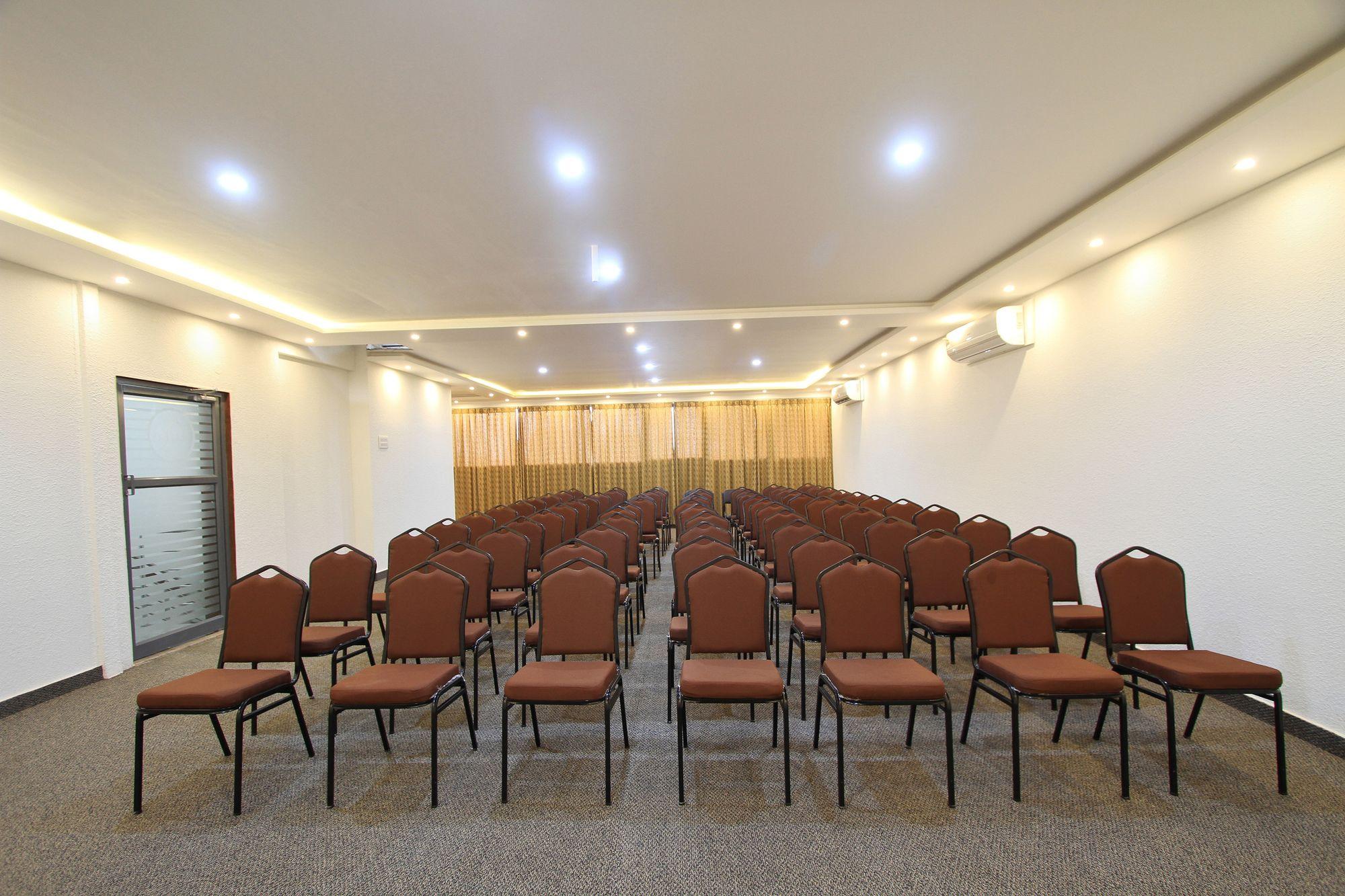 Отель Oyo 4797 Lulu Hospitality Yelahanka Экстерьер фото