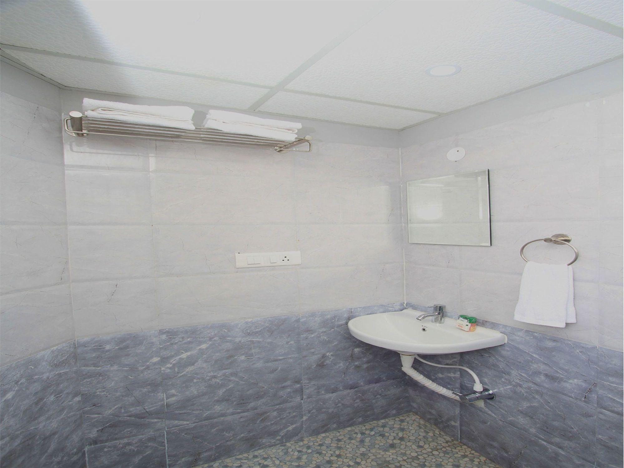 Отель Oyo 4797 Lulu Hospitality Yelahanka Экстерьер фото